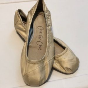 MAKE ME AN OFFER! Ivory TOMS Ballet Style Slip-ons